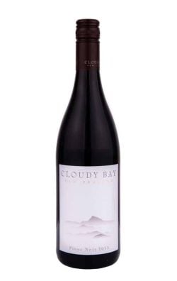 Cloudy Bay Pinot Noir 0.75 L – vin roșu premium din regiunea Marlborough, cu eleganță și expresivitate Cloudy Bay Pinot Noir 0.75 L vin roșu sec Noua Zeelandă, vin roșu Cloudy Bay Pinot Noir 0.75L sticlă pe fundal alb, Pinot Noir Marlborough Cloudy Bay 0.75 L