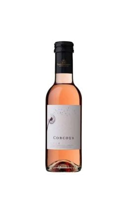 Corcova Roze 0.187 L – vin rosé sec modern și prietenos în format mini pentru descoperire și evenimente Corcova Roze 0.187 L vin rosé sec România, vin rosé miniatură Corcova Mehedinți 0.187L, vin rosé românesc cupaj Cabernet Sauvignon-Syrah-Merlot, vin rosé sec de masă accesibil, vin rosé românesc pentru aperitive și terasă, vin românesc semiaromat roșé cu fructe roșii și zmeură