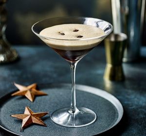 Ingredientele și pașii pentru a prepara cocktailul Espresso Martini