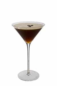 Cocktail Espresso Martini servit în pahar de martini, cu boabe de cafea deasupra
