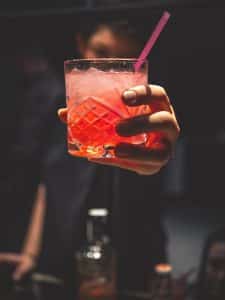 Pahar de gin tonic și Martini, simbolurile cocktailurilor moderne cu gin