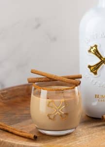 Cocktail Bumbu Horchata cu rom, lapte condensat, vanilie și scorțișoară