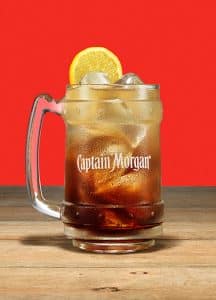 Cocktail Captain's Shandy cu rom spiced, bere lager și limonadă