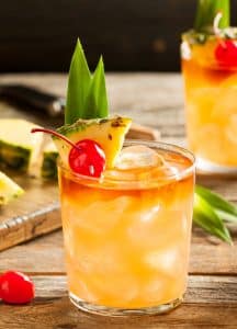 Cocktail Mai-Tai cu rom negru, garnisit cu mentă și lime