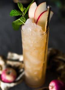 Cocktail cald Winter Fruit Cake cu rom, suc de cireșe și mere