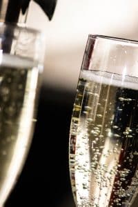 Sticle care ilustrează tipurile de șampanie, de la brut la rosé