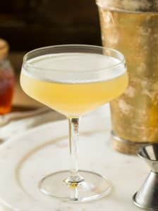 Cocktail Bees Knees cu gin, suc de lămâie și sirop de miere cu piper