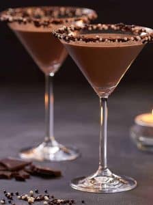 Cocktail Chocolate Martini în pahar tapetat cu ciocolată topită