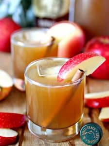 Cocktail cald Warm Bourbon Cider cu cidru de mere, scorțișoară și felii de măr