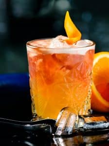 Cocktail Godfather cu whisky scoțian și amaretto, servit cu gheață