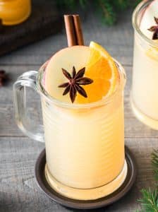 Hot Toddy servit cald, cu lămâie, miere și scorțișoară
