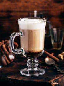 Irish Coffee servit cald, cu strat de frișcă deasupra
