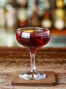 Cocktail Manhattan cu whiskey de secară, vermut dulce și cireașă