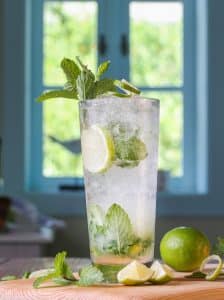 Cocktail Mojito servit cu gheață pisată, mentă proaspătă și lime