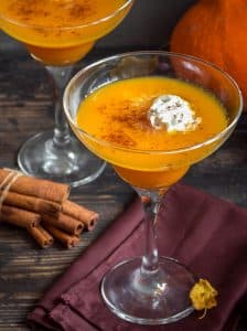 Cocktail Pumpkin Pie Martini cu vodcă cu vanilie și condimente de plăcintă