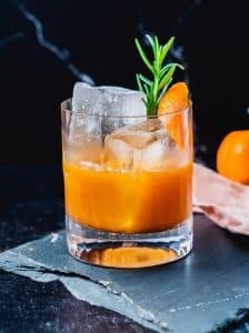 Cocktail Pumpkin Pie Old Fashioned cu whiskey, sirop de dovleac și salvie