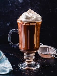 Ciocolată caldă cu whisky și bezele, servită într-o cană