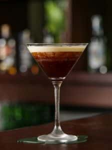 Cocktail Espresso Martini cu spumă și trei boabe de cafea