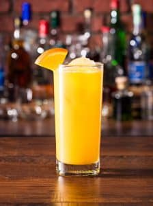 Cocktail Screwdriver cu vodka și suc de portocale, în pahar cu gheață