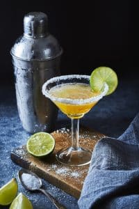 Cocktailuri cu tequila colorate, servite la petrecere