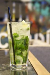 Cocktail Mojito cu rom alb, mentă și lime