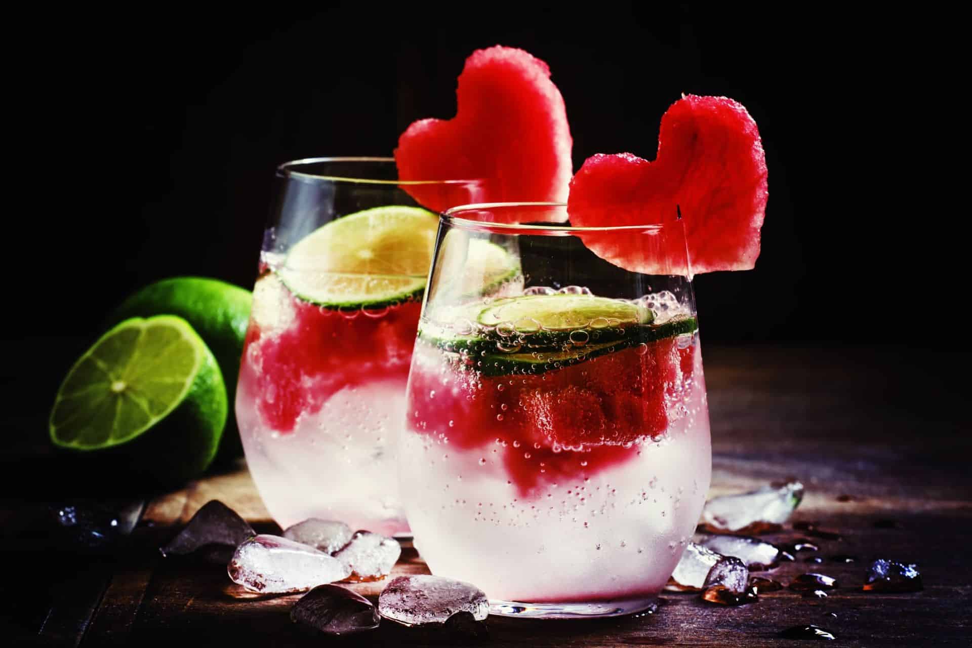 Cocktailuri colorate pentru Valentine's Day, servite ca aperitiv