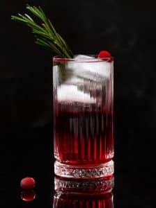 Cocktail Kir Royale cu lichior de coacăze și spumant, în pahar flute