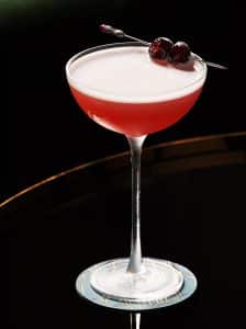 Cocktail Perfect Lady cu gin, spumă de albuș și scorțișoară