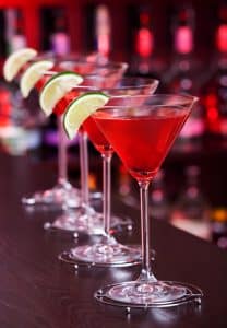 Variație de cocktail Cosmopolitan, cu garnitură de coajă de lămâie