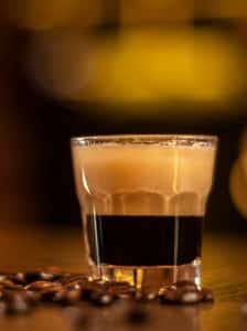 Cocktail cu coniac și cafea, cremă de cocos și ciocolată rasă