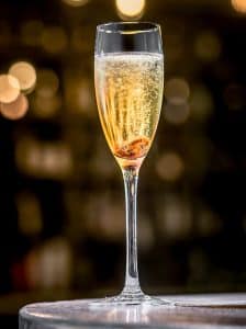 Cocktail Cognac and Champagne cu sirop de grepfrut și cuișoare