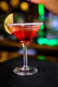 Cocktail Cosmopolitan cu suc de merișoare, ingredientul care îi dă culoarea