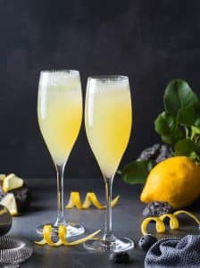 French 75 Cocktail cu coniac și șampanie, servit în pahar flute