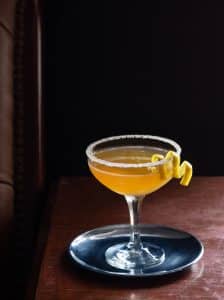 Sidecar Cocktail cu coniac, triplu sec și suc de lămâie, în pahar răcit