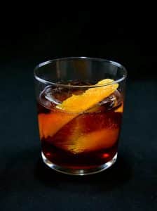 Vieux Carré Cocktail cu coniac, whisky, vermut și două tipuri de bitter