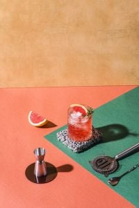 Accesorii de bar pentru cocktailuri acasă: shaker, jigger și lingură de bar