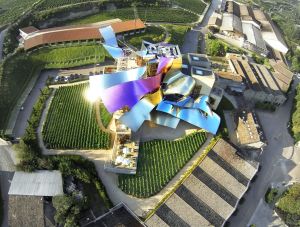 Vedere de sus asupra complexului City of Wine, Marqués de Riscal