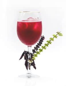 Cocktailul Castle Games, cu sirop de sfeclă roșie și lichior de ghimbir