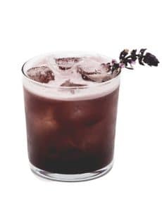 Cocktailul Violet Smash, cu spumă de Traminer roz și busuioc