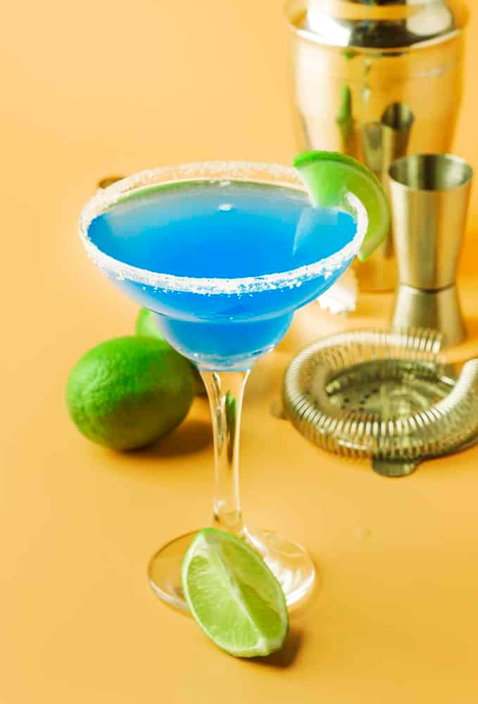 Blue Margarita cu tequila, Blue Curaçao, suc de lime și sare