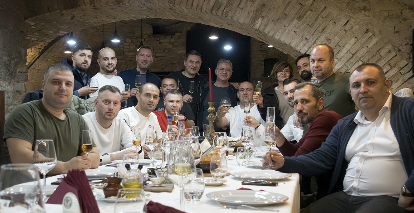 Echipa Dagmar în fața Castelului Bethlen-Haller, în vizită la Crama Jidvei